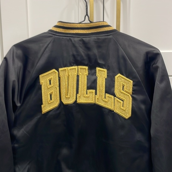 NBA UNK Chicago Bulls Black and Gold Bomber Jacket - Picture 11 of 16